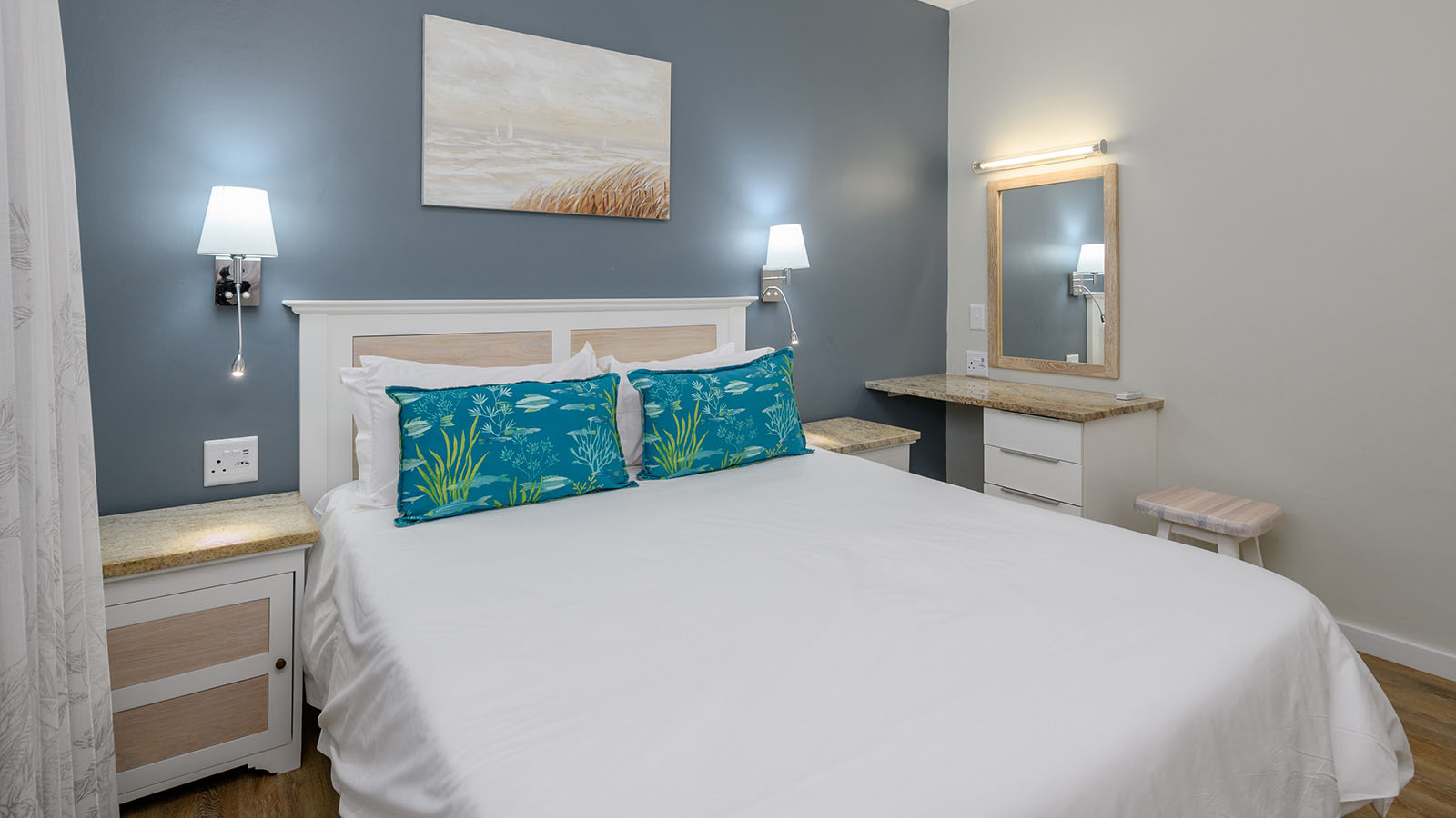 Three Bedroom Luxury Apartment with Splash Pool