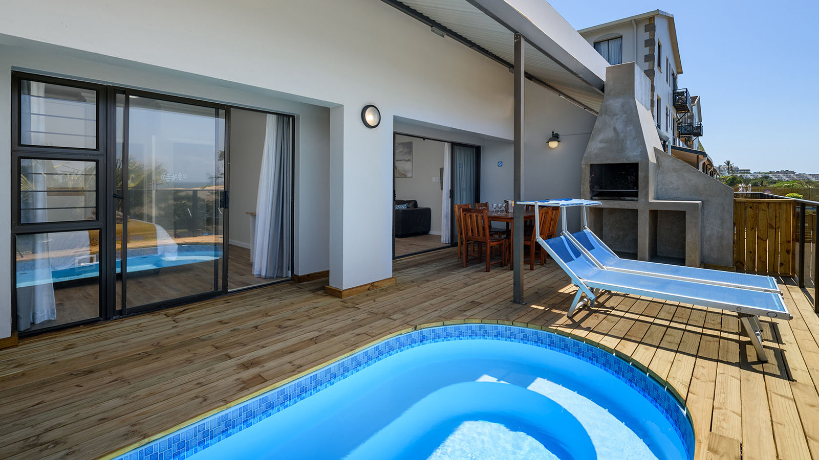 Three Bedroom Luxury Apartment with Splash Pool