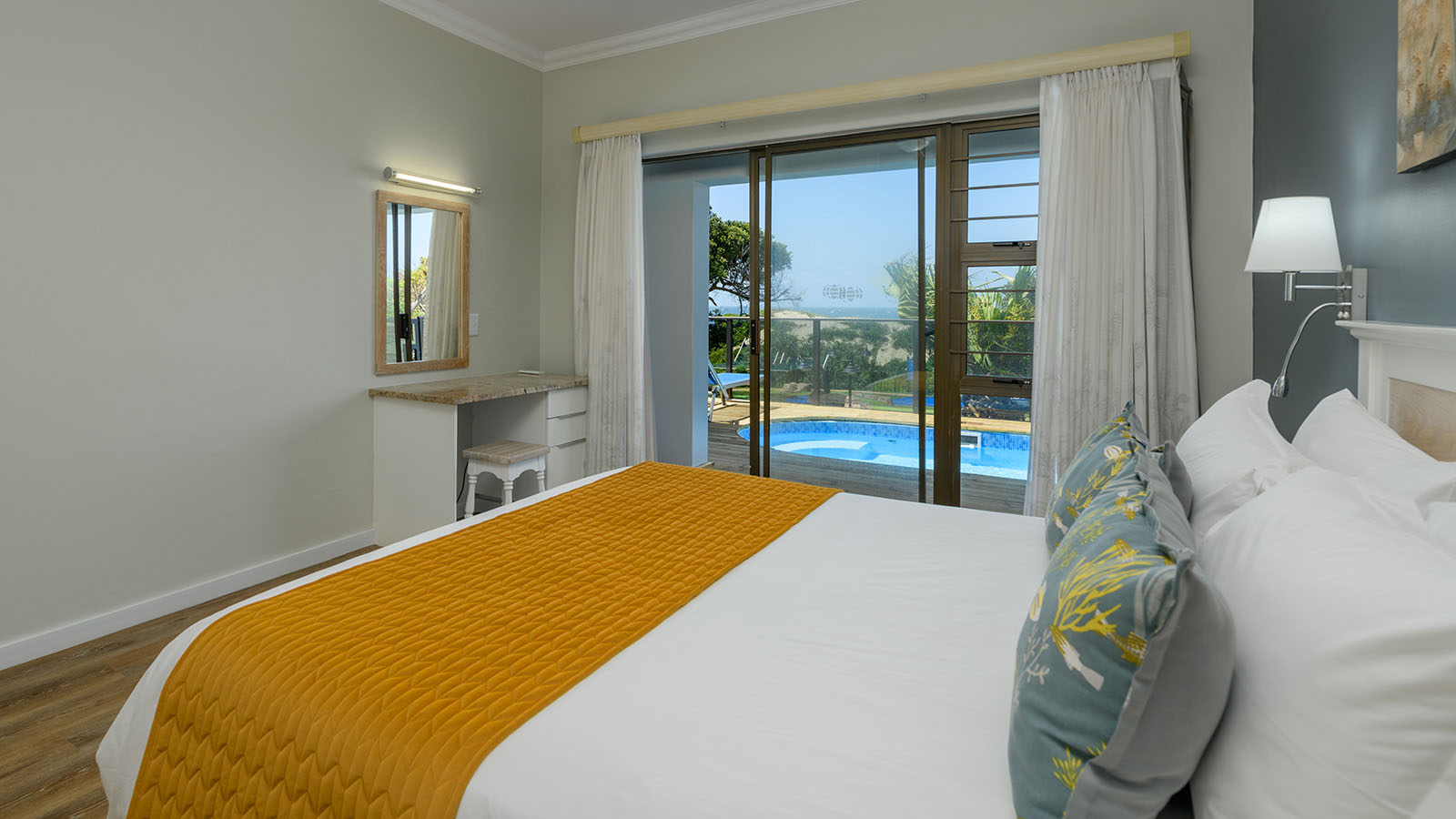 Three Bedroom Luxury Apartment with Splash Pool